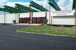 Trecento mila euro per due interventi: la sistemazione delle coperture del palazzetto dello sport e della palestra Carducci (rimozione dell'amianto).