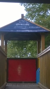 Uno dei giochi presenti nel parco completamente coperto dalle scritte dei vandali