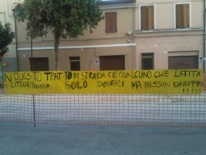 Striscione di protesta realizzato dagli abitanti di via Garibaldi