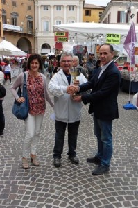 Il "Premio Bancarella" è andato a Fabio Renzo di Misano Adriatico, nella foto con il consigliere Marco Giampaoletti