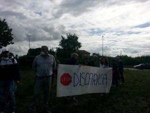 Striscioni contro l'ampliamento del sito della Cornacchia