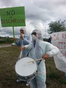 Tute bianche, maschere antismog e tamburi per richiamare l'attenzione dei passanti