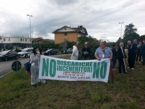 Al sit-in presenti anche rappresentanti di Forza Italia