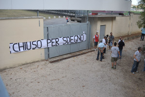 Lo striscione affisso allo stadio "Carotti" dagli ultras della Jesina