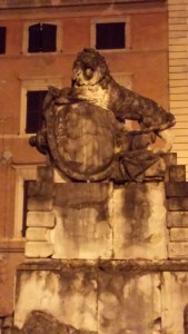 Il leone rampante di Piazza Indipendenza coperto dallo smog