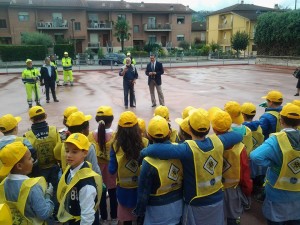 Il sindaco Andrea Cesaroni con i piccoli guardiani dell'ambiente