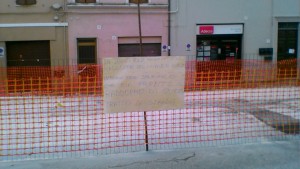 Ancora cartelli di protesta lungo via Garibaldi