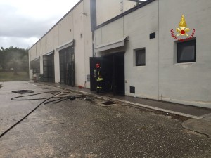 I pompieri hanno lavorato 30 minuti per mettere in sicurezza i locali