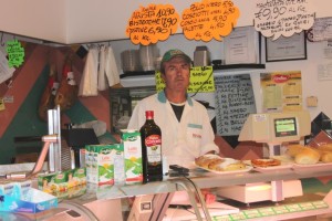Settimio Gianangeli, da dietro il banco della sua macelleria, i conti li fa presto: «Rispetto allo scorso anno, nello stesso periodo, abbiamo ridotto gli incassi ad un terzo. Non ci sono più parole