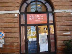Nell’ufficio turismo in piazza della Repubblica, sul festone pubblicitario, l’enoteca viene ancora menzionata