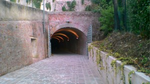In via Castelfidardo la situazione non cambia: nessuna segnaletica per la galleria San Giovanni dalla quale si sale in via Mazzini 