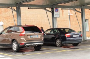 Nel cartello di divieto di sosta è scritto: "Eccetto ambulanze"
