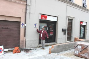 Via Garibaldi. a ridosso del cantiere si aggira anche Massimiliano Lucaboni, coordinatore di Forza Italia. Di casa da queste parti