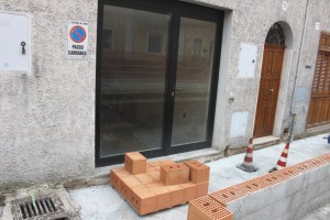 Via Garibaldi, c’è anche il problema dei passi carrai perché davanti ad alcuni hanno eretto il muretto che delimiterà le aiuole
