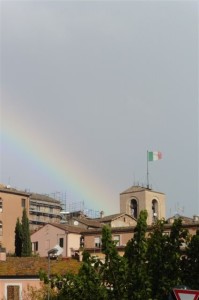 Un bellissimo arcobaleno si fonde con i suoi colori al Tricolore per salutare la Vallesina Marathon