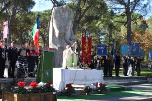Il vescovo, don Gerardo Rocconi, ha celebrato la messa da quel suggestivo altare, ricordando le vite spezzate in tante battaglie
