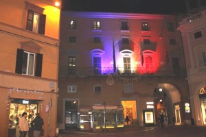L’omaggio di luci della città a chi si è visto spegnere la vita, in una notte di follia