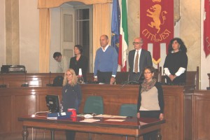 Il presidente, Daniele Massaccesi, invece del minuto di silenzio prima dell’inizio, anche in memoria di Valeria Solesin, unica vittima italiana, ha scelto di far risuonare in aula le note della Marsigliese seguite, poi, dall’inno di Mameli