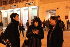 Nella gelida piazza non è mancato il sostegno emotivo e di convinta presenza da parte dell’assessore alle Politiche sociali e Pari opportunità Marisa Campanelli insieme a Nunzia Toti e Simona Pierelli 