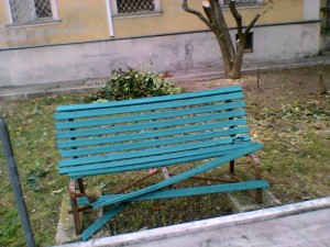 Le panchine in legno risaltano per la loro fatiscenza 