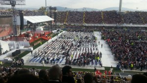 in cinquantamila hanno atteso Papa Francesco per la grande celebrazione eucaristica, sull’altare costruito dai carcerati che il Pontefice, alla fine, ha ringraziato in nome di Gesù. E nell’attesa è stato tutto un risuonare di voci, un risplendere di colori, con stemmi e bandiere