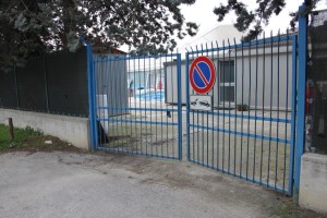 Il cancello laterale dell'impianto sportivo forzato dai ladri