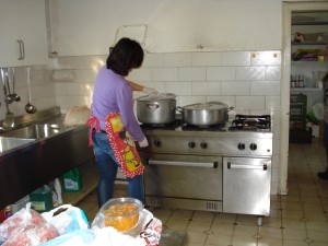 La cucina della Caritas prepara ogni giorno i pasti per gli ospiti
