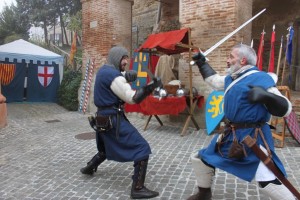 Armigeri a duello nell’animazione del gruppo di rievocazione storica “Armati dell’antica Marca” 