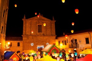 Il lancio delle lanterne luminose durante i mercatini di Natale
