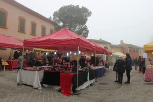 Il centro storico di Castelbellino ha rinnovato il consueto appuntamento, nel giorno dell’Immacolata, con i tradizionali mercatini natalizi