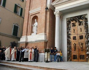 L'inaugurazione della porta santa della Cattedrale (foto Anna Vincenzoni)