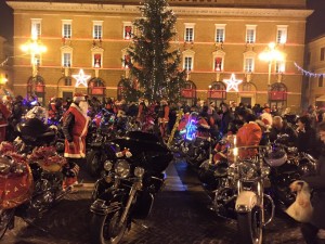In piazza della Repubblica è stato un vero spettacolo vedere le Harley far da corona all’albero di Natale