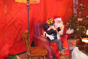 Babbo Natale, atteso da tutti i più piccoli che volevano abbracciarlo o sedersi sulle sue ginocchia (foto CriCo)