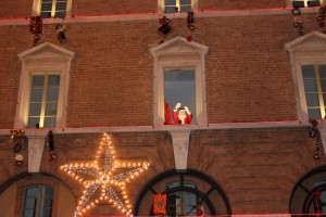 Ci ha pensato Babbo Natale a togliere il penultimo numero, il 23, dal calendario dell’Avvento che andava sfogliandosi, in questi giorni, dalle finestre del teatro Pergolesi (foto CriCo)