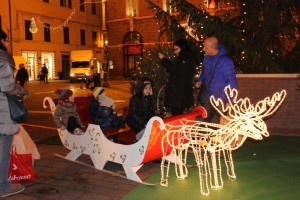 La slitta con le renne fatte di luci e la posta di Babbo Natale dove imbucare una lettera (foto Crico)