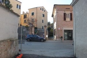 Il nuovo parcheggio insiste su via Veneto e, pur non ancora dotato di stalli, ha richiesto un intervento di adattamento per la pulizia, lo sgombero dei materiali che vi erano accatastati e l’illuminazione