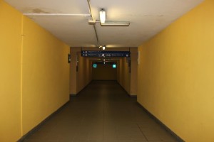 Al contrario dell’altro sottopassaggio, interno alla stazione, perfettamente intonacato di giallo e pulito