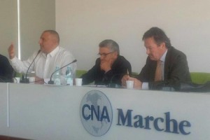 Massimiliano Lucaboni (a sinistra) nel corso di un dibattito sulla piccola e media impresa