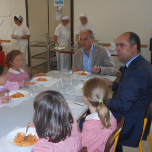 Il sindaco Massimo Bacci e il presidente di JesiServizi, Salvatore Pisconti, in una mensa scolastica