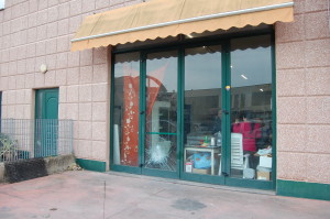 La vetrina del market cinese in via Scotellaro (foto CriCo) 