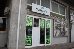 Una riparazione di emergenza per la vetrina spaccata al negozio Domusfit (foto CriCo)