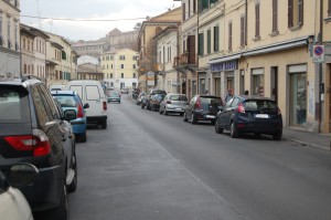 In via Garibaldi rimangono da completare gli stalli per la sosta delle auto (foto CriCo)