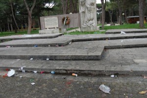 Gli strascichi della festa studentesca dei "100 giorni": rifiuti disseminati lungo i giardini pubblici (foto Pienne)