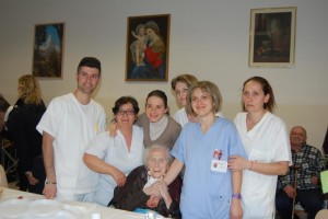 Nonna Palmira con il personale della casa di riposo del Pergolesi