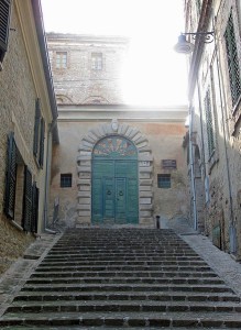 Lo storico palazzo Gianfranceschi-Zucchi domina con la sua facciata piazza Vittorio Emanuele