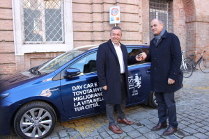 Insieme al primo cittadino, Marco Titti, direttore commerciale per la provincia di Ancona del marchio automobilistico giapponese (foto Pienne)