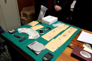La droga e il denaro sequestrati dai carabinieri 