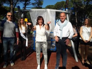 Selena Abatelli e il sindaco Massimo Bacci alla recente inaugurazione della seconda altalena per bambini disabili ai giardini pubblici