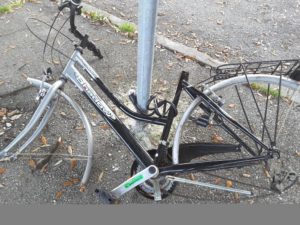 JESI / RIMANE SOLO IL TELAIO LEGATO AL PALO, ALLA BICI HANNO PORTATO VIA  TUTTO - QdM Notizie