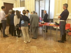 Il ritorno in sala, l'avvocato in mezzo a quanti lo stavano aspettando